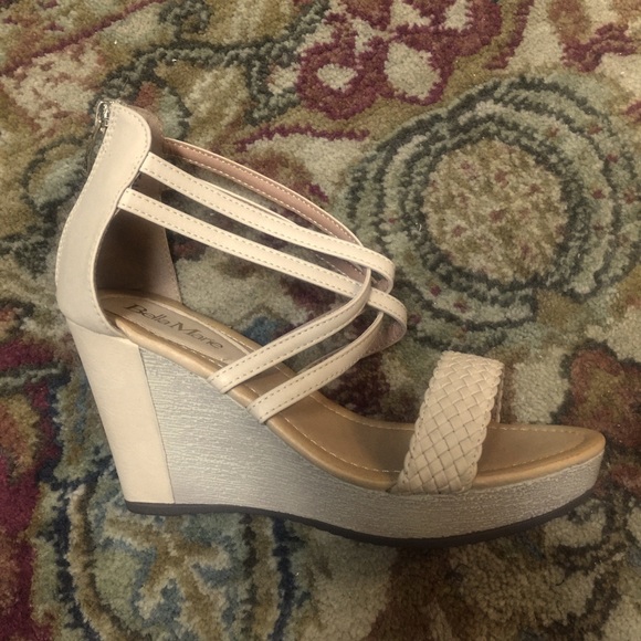 🌺HP 4/23🌺CUTE DOUBLE STRAP WEDGES - Picture 3 of 3
