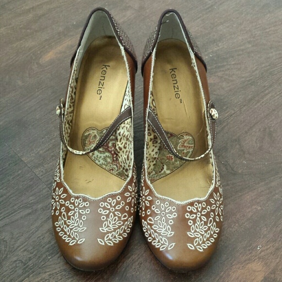 Adorable Brown/Cream MJ Pumps Size 8.5