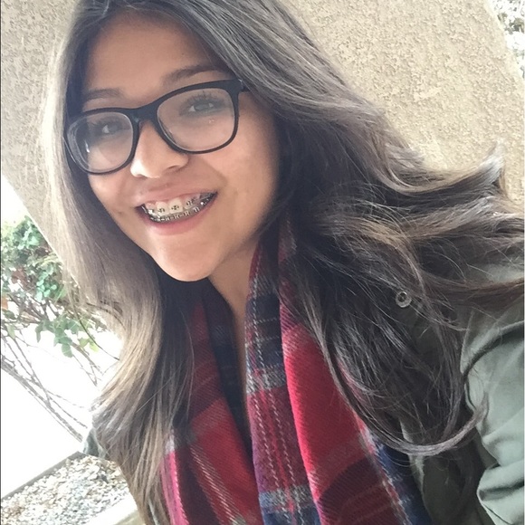 Meet your Posher, Ariana - Picture 1 of 1