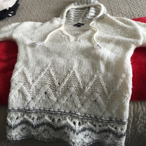 American Eagle V neck hooded sweater