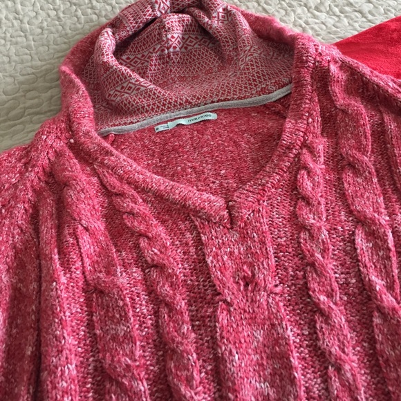Pull over sweater, front pocket w/pattern in hood