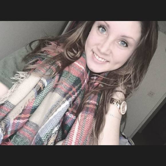 Meet your Posher, Desiree