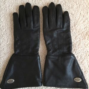 Women's authentic Harley Davidson gloves.