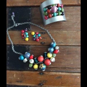 Multi colored necklace, set with cuff bracelet