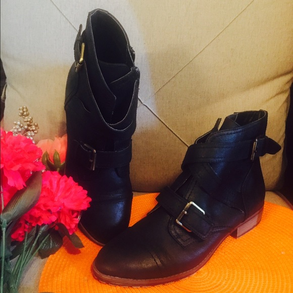 Forever 21 Shoes - 🎉FLASH SALE🎉 Forever 21 Black ankle boots