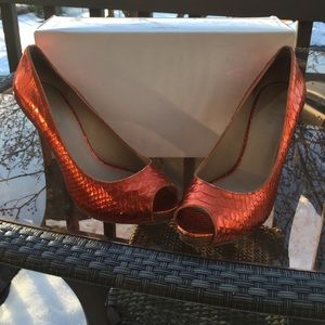 Marciano orange pumps