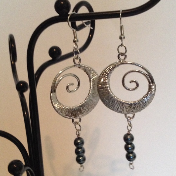 Jewelry - NWOT ONE OF A KIND Silver shiny bead drop earrings