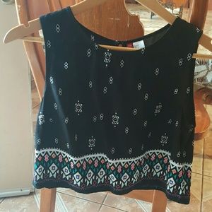 Cute crop top never worn but doesn't have tags