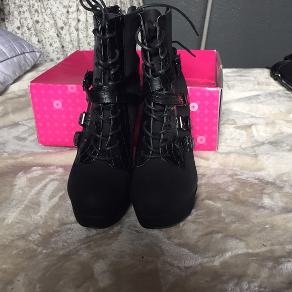 Black ankle booties - Picture 2 of 4