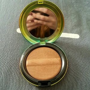 MAC BRONZER- DELICATES