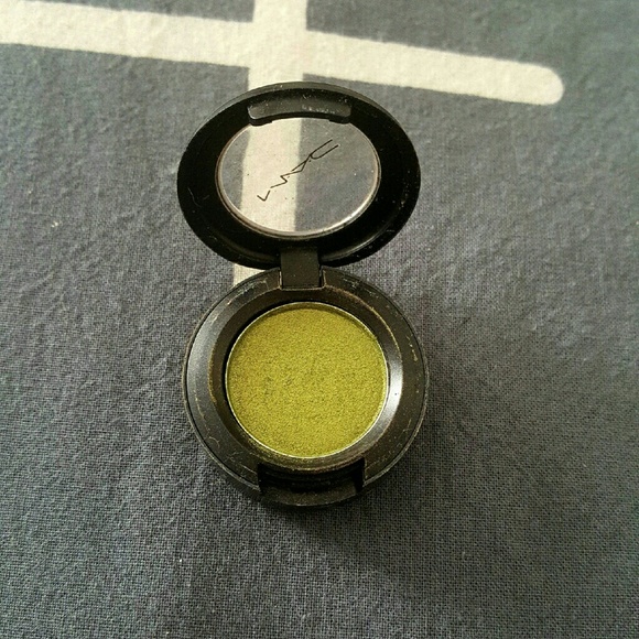 MAC EYESHADOW- Lucky Green