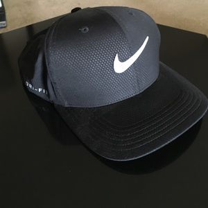 Nike dri-fit mesh hat/cap black NEW