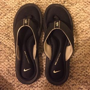 Black nike flip flops size 8