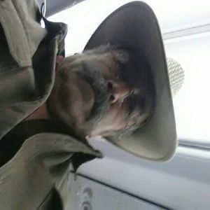 Meet your Posher, Carlos