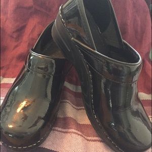 Black leather Patent Dansko