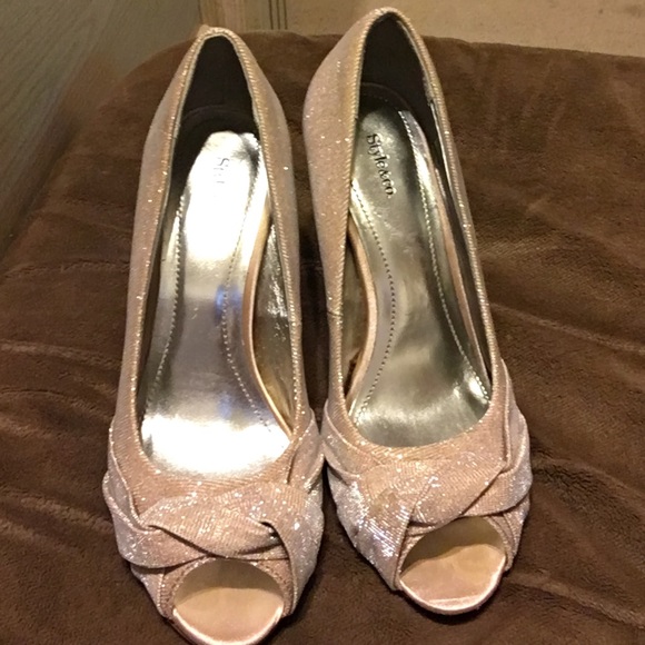 Heels - Picture 3 of 3