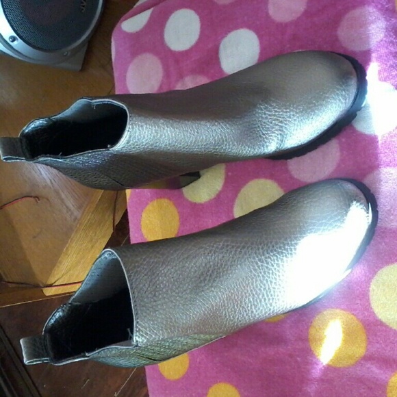 Boots - Picture 2 of 4