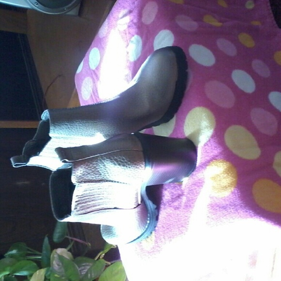 Boots - Picture 3 of 4