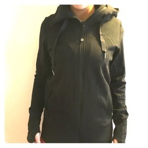 BLACK LULULEMON JACKET SIZE8