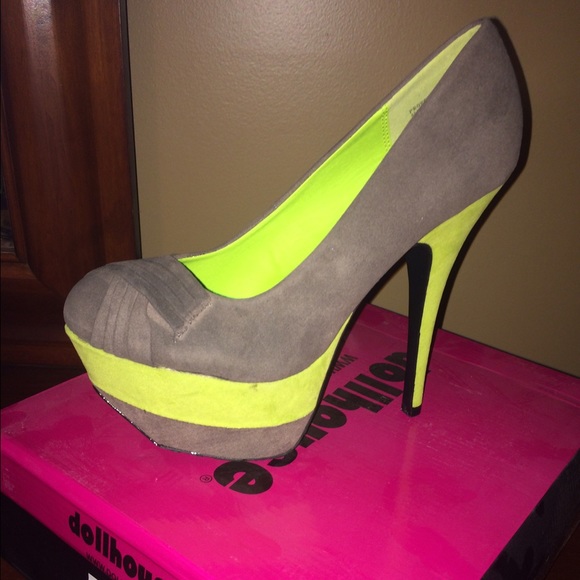 BRAND NEW Dollhouse Neon yellow gray pumps Size 8