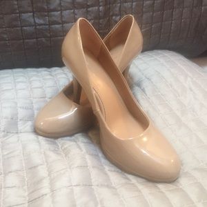 Size 7 nude high heels. New women's dress shoes.