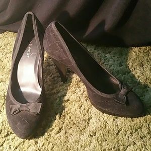 Black suede dressy pump