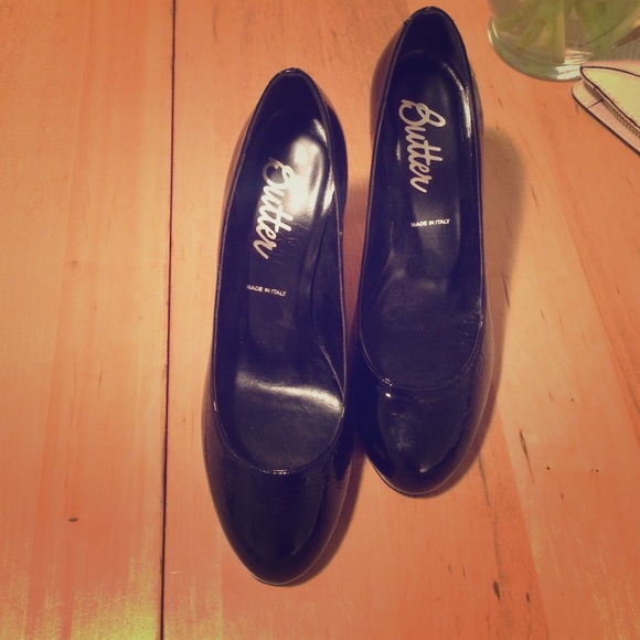 Black patent leather Butter pumps