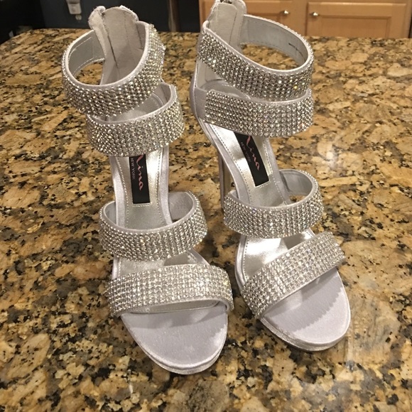Nina new never worn dressy shoes with rhinestones