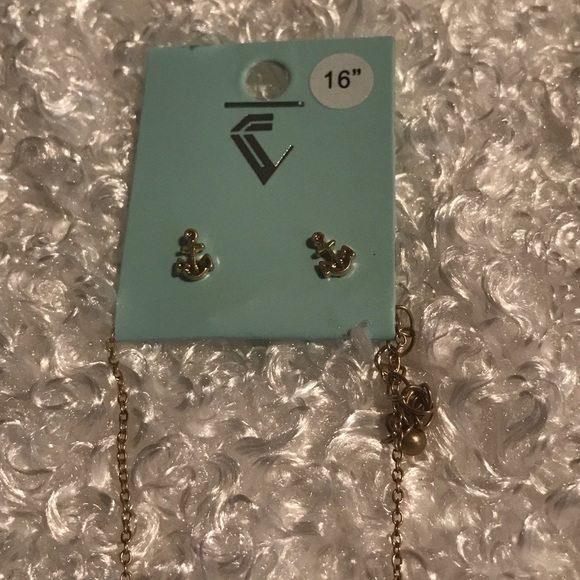 Gold anchor necklace - Picture 2 of 4