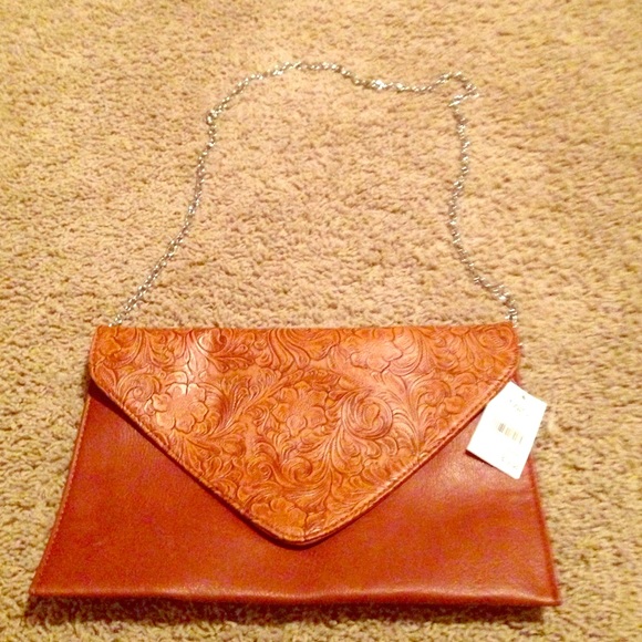 Over shoulder clutch