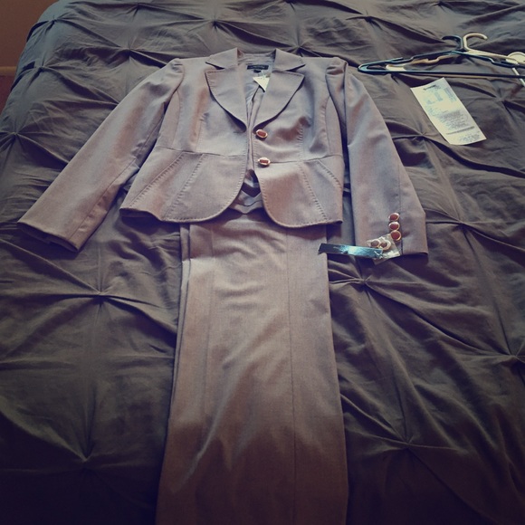 Tahari suit, size 2, tags still on