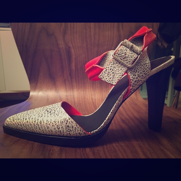 Women's high heel black and white print