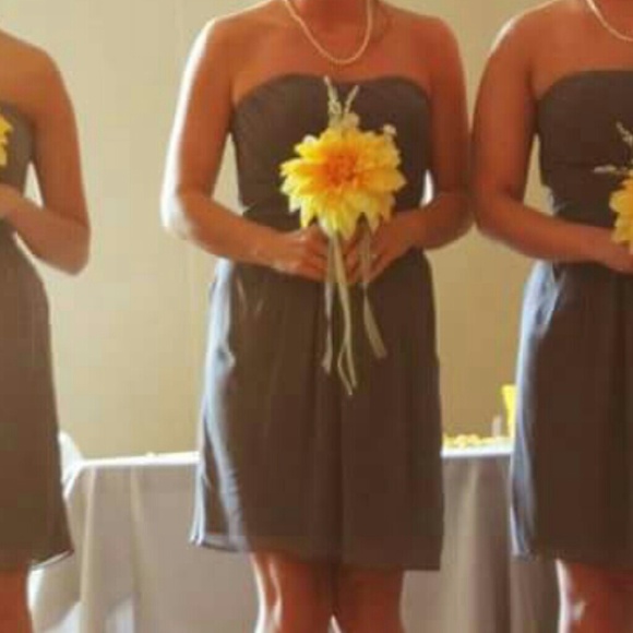 Knee length bridesmaid dress. - Picture 1 of 4