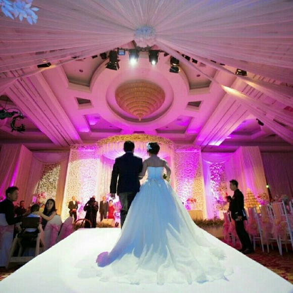 White by Vera Wang Wedding Gown🎉HP🎉 - Picture 3 of 4