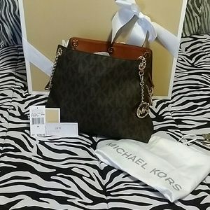 Authentic Michael Kors Lg Jet set chain shldr tote