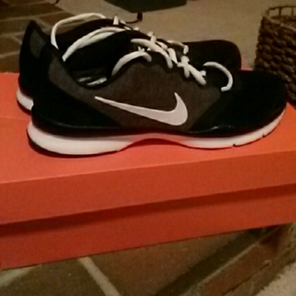 Women's Nike in season tennis shoes size 8. New!