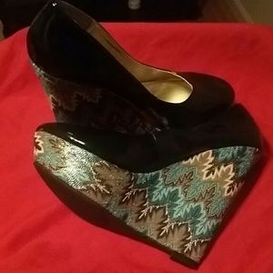 Wedge heeled shoes
