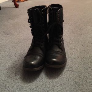 combat boots super cute fit super small I'm 6.5