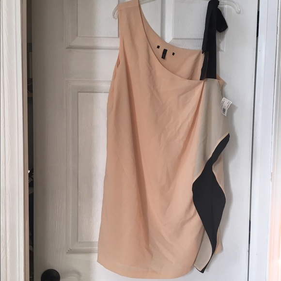 Super adorable peachy pink dress!