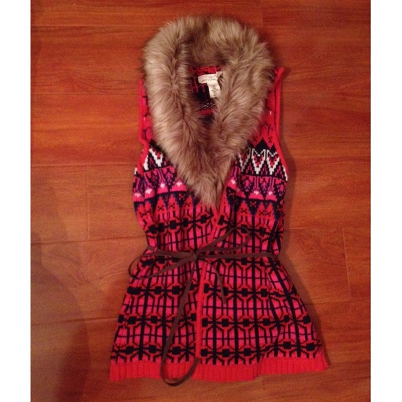 Printed furry vest.