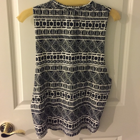 Brandy Melville patterned shirt - Picture 2 of 2