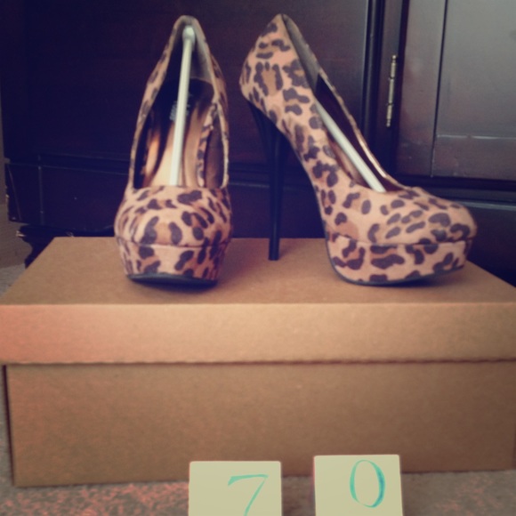 Leopard stiletto pumps with black heel