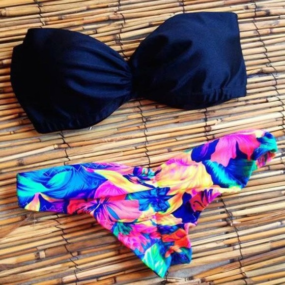 Flowered two-piece strapless Bikini Set! 👙