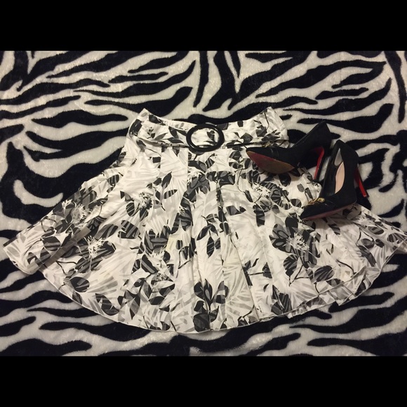 Flirty floral skirt used ones. Size 5