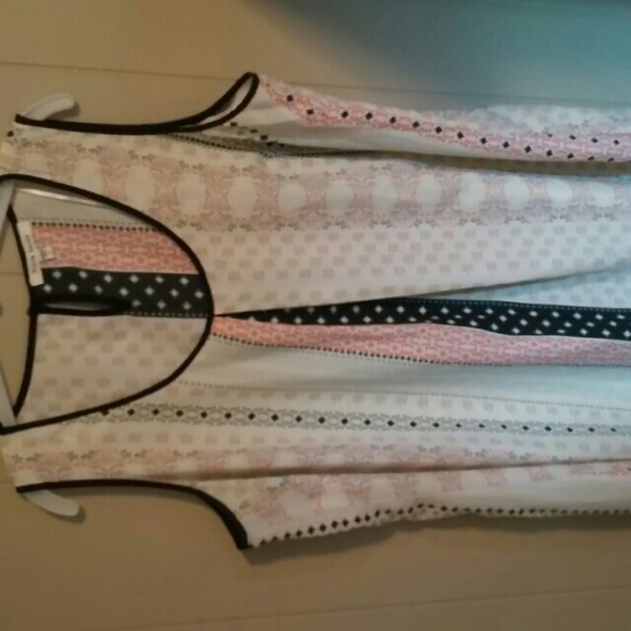 Sleeveless top stripe, black accents