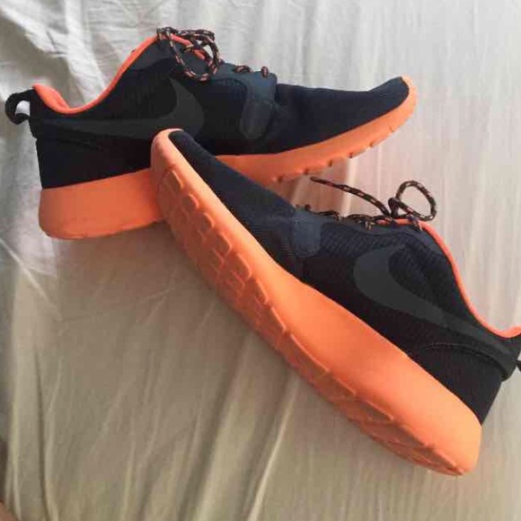 Dark Navy/ Coral Nike Roshe size 8.5