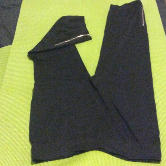 INC black leggings with zippers on legs bottoms