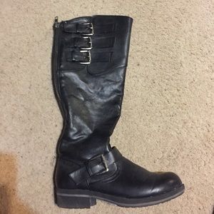 Black boots, with silver buckles