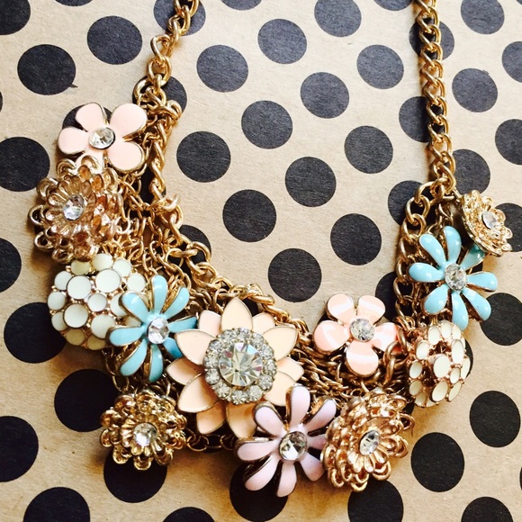 pastel floral charm necklace - Picture 3 of 3