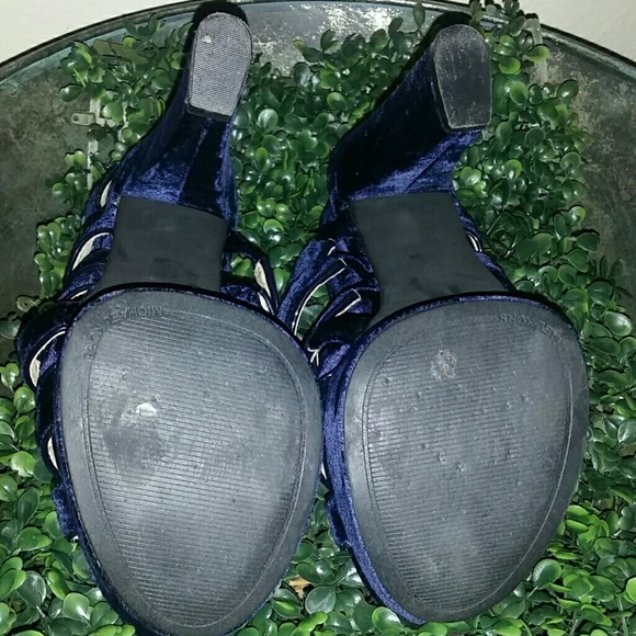 *SOLD*Blue velvet MK heels - Picture 4 of 4